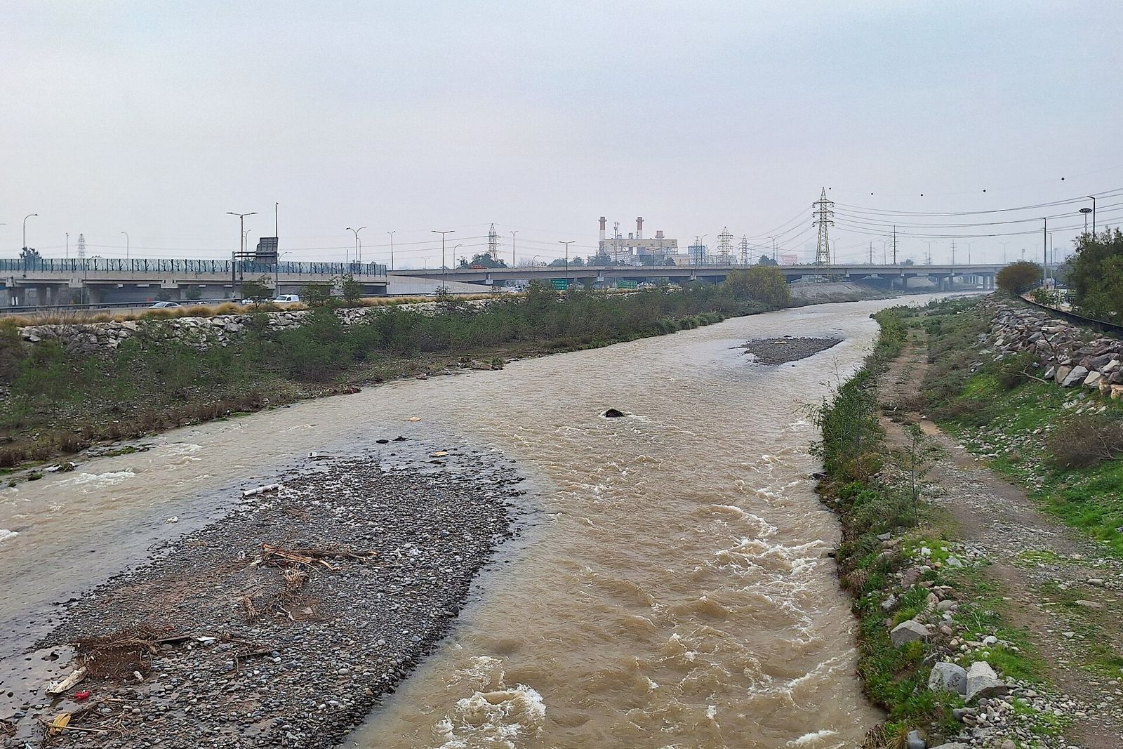 El río Mapocho a su paso por Santiago