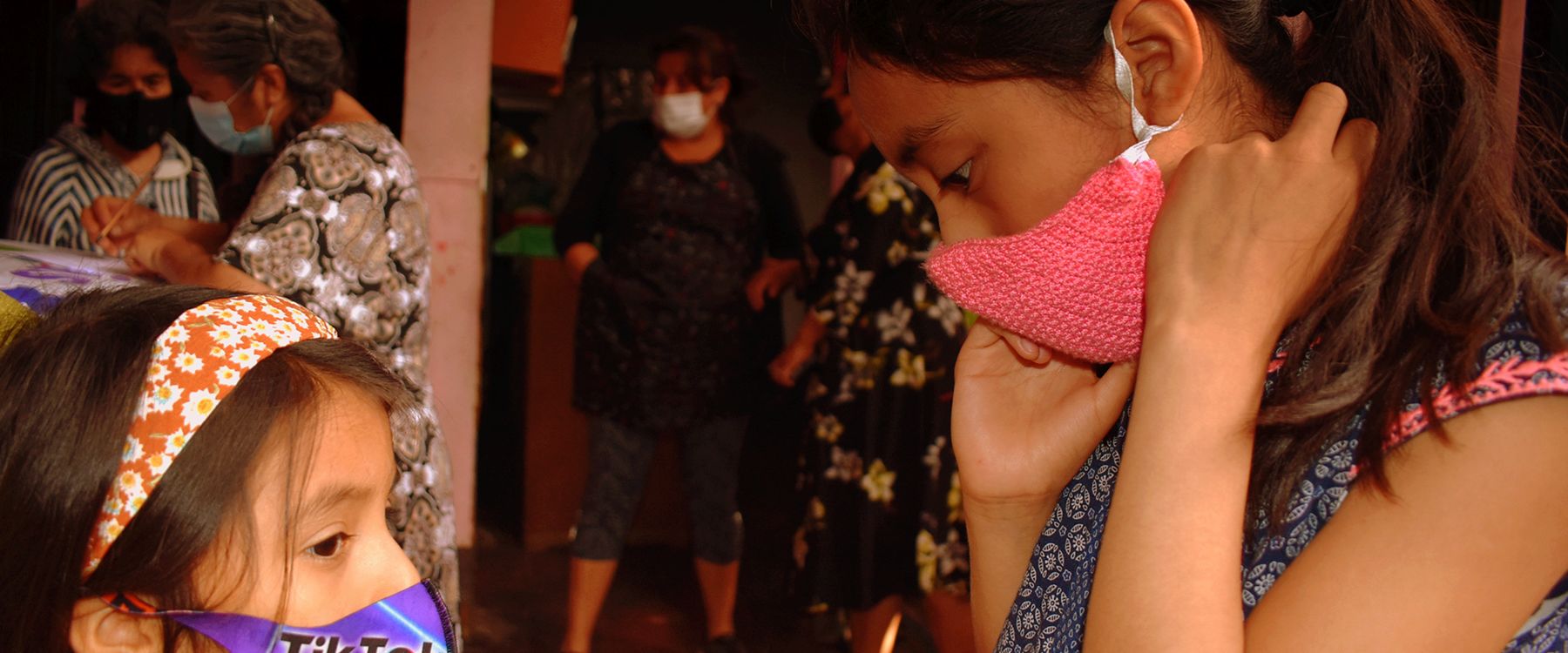 Niñas y madres en una actividad en la sede